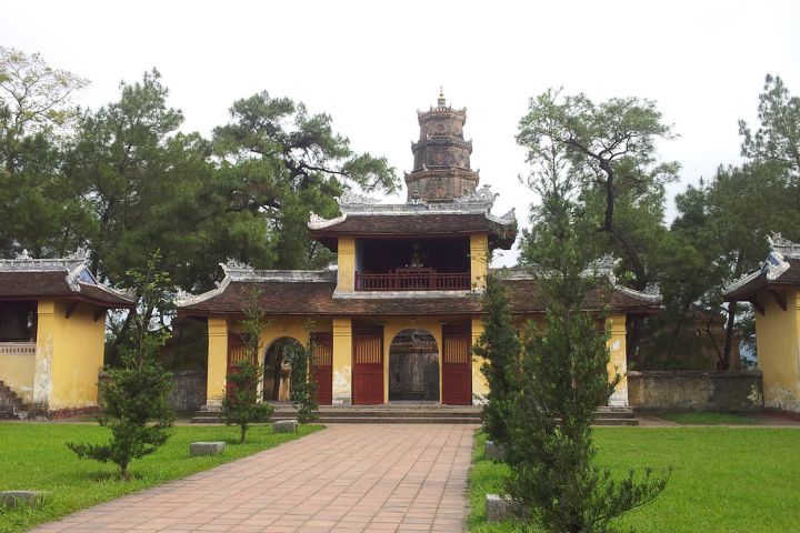 Hue Walking Food Tour  Group Tour ( Max 12 Pax)